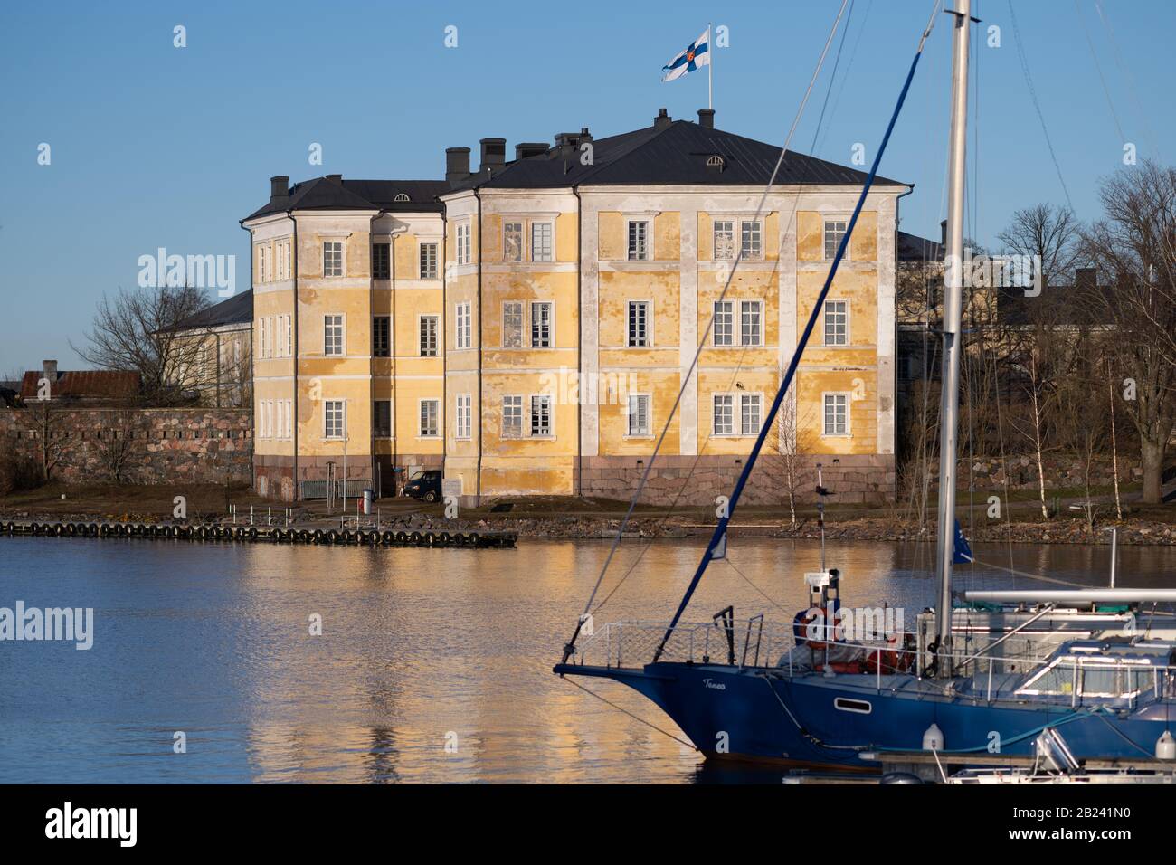 Edificio che batte la bandiera finlandese su Suomenlinna, Finlandia. Foto Stock