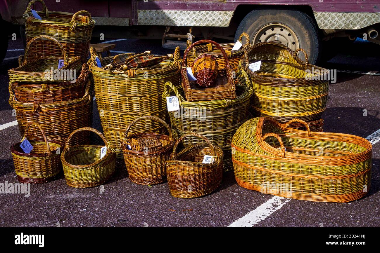 Cestini tradizionali fatti a mano in vimini fatti a partire da salice per la vendita in un mercato nazionale Foto Stock