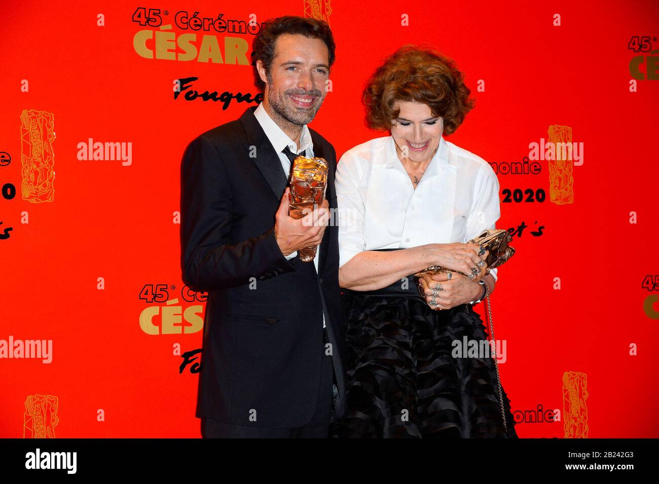 Parigi, Francia. 29th Feb, 2020. Nicolas Bedos e Fanny Ardant si pongono con la migliore attrice nel sostenere il premio ruolo per il film 'la Belle Epoque' al ristorante Fouquet's dopo la cerimonia di 45th Cesar Awards a Parigi. Credit: Sopa Images Limited/Alamy Live News Foto Stock