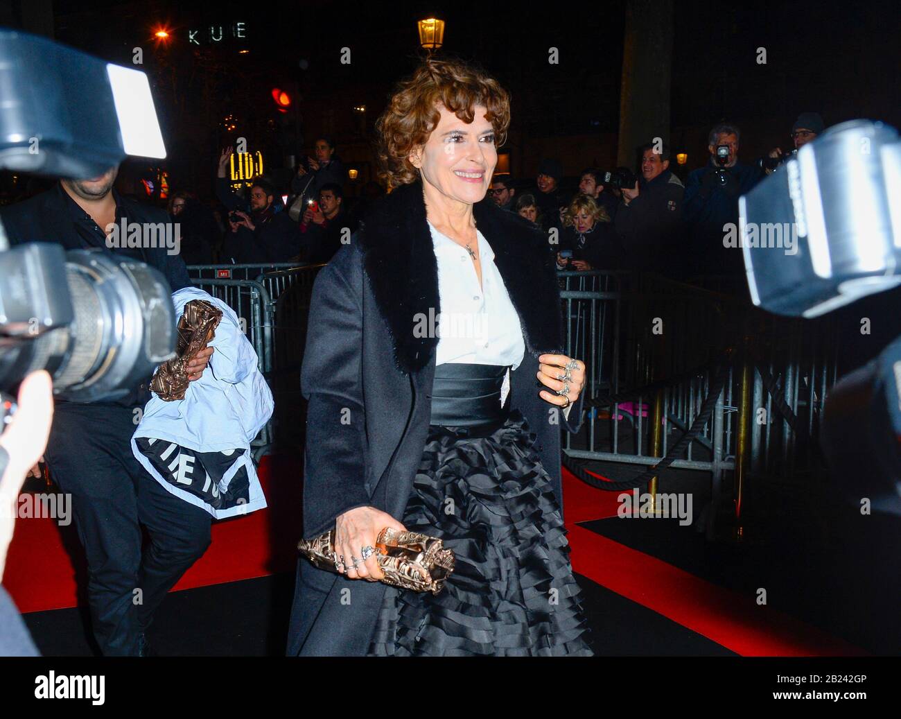 Parigi, Francia. 29th Feb, 2020. Fanny Ardant si pone con la migliore attrice nel sostenere il premio di ruolo per il film 'la Belle Epoque' presso il ristorante Fouquet dopo la cerimonia di 45th Cesar Awards a Parigi. Credit: Sopa Images Limited/Alamy Live News Foto Stock