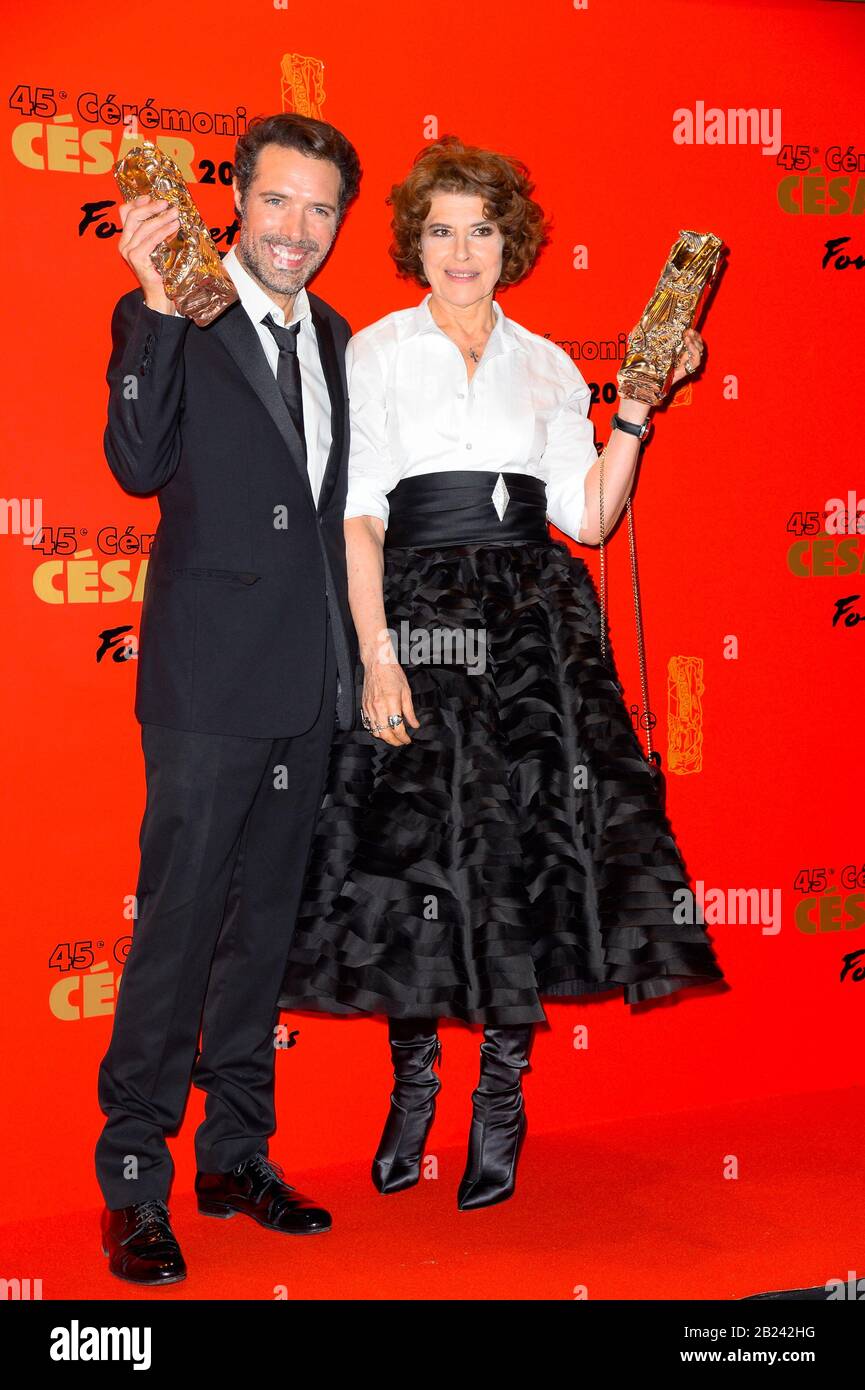 Parigi, Francia. 29th Feb, 2020. Nicolas Bedos e Fanny Ardant si pongono con la migliore attrice nel sostenere il premio ruolo per il film 'la Belle Epoque' al ristorante Fouquet's dopo la cerimonia di 45th Cesar Awards a Parigi. Credit: Sopa Images Limited/Alamy Live News Foto Stock