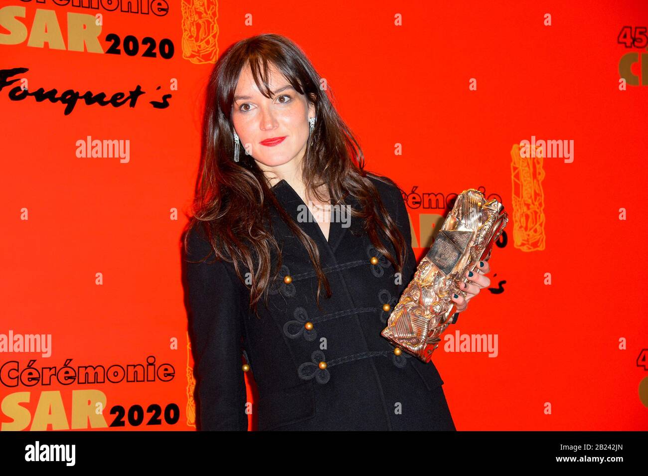 Parigi, Francia. 29th Feb, 2020. Anais Demoustier si pone con il miglior premio di attrice per 'Alice et le Maire' al ristorante Fouquet's dopo la cerimonia di 45th Cesar Awards a Parigi. Credit: Sopa Images Limited/Alamy Live News Foto Stock