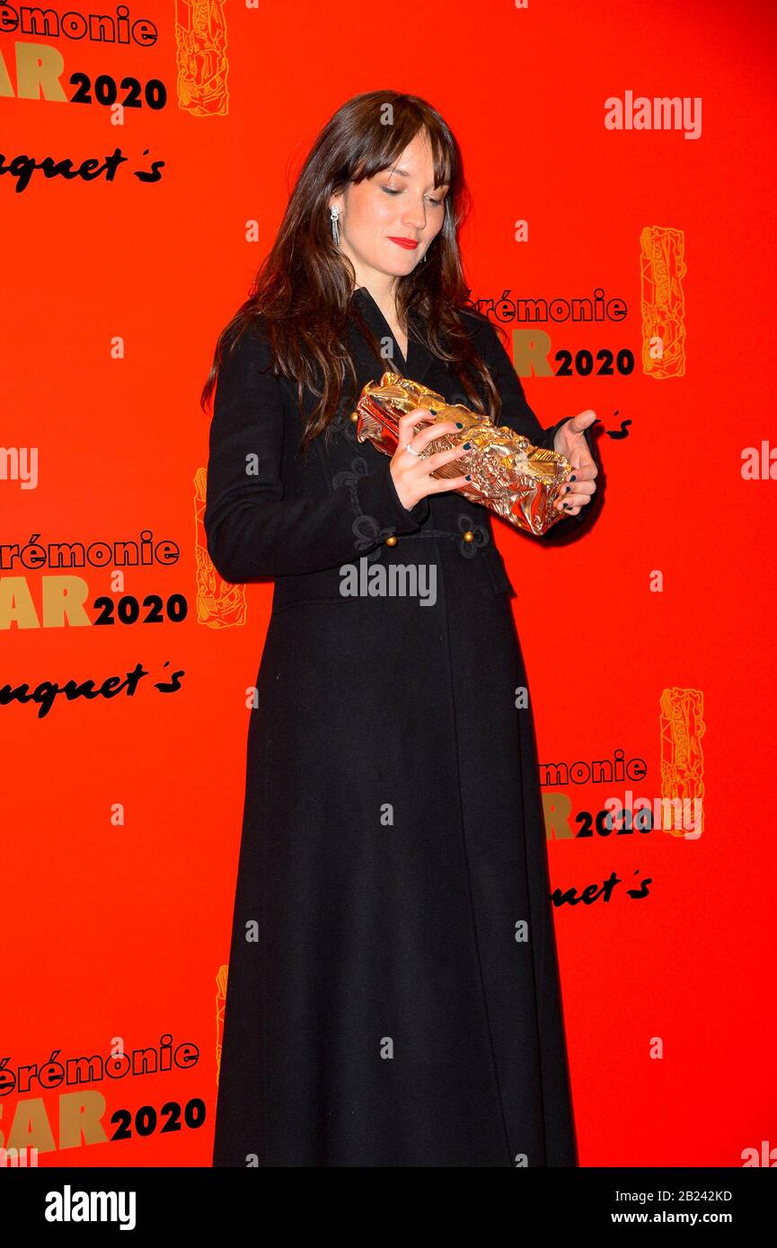 Parigi, Francia. 29th Feb, 2020. Anais Demoustier si pone con il miglior premio di attrice per 'Alice et le Maire' al ristorante Fouquet's dopo la cerimonia di 45th Cesar Awards a Parigi. Credit: Sopa Images Limited/Alamy Live News Foto Stock