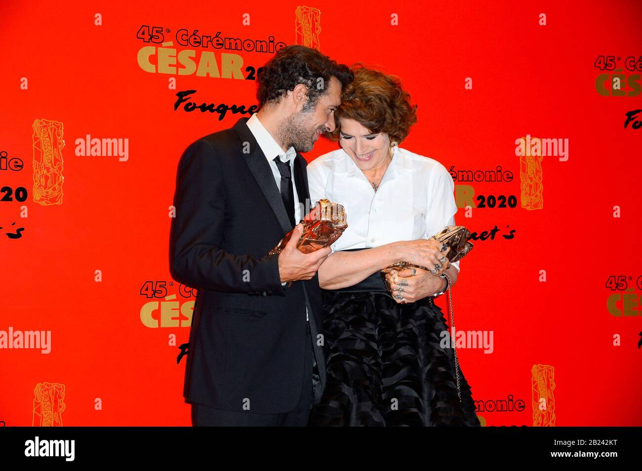 Parigi, Francia. 29th Feb, 2020. Nicolas Bedos e Fanny Ardant si pongono con la migliore attrice nel sostenere il premio ruolo per il film 'la Belle Epoque' al ristorante Fouquet's dopo la cerimonia di 45th Cesar Awards a Parigi. Credit: Sopa Images Limited/Alamy Live News Foto Stock