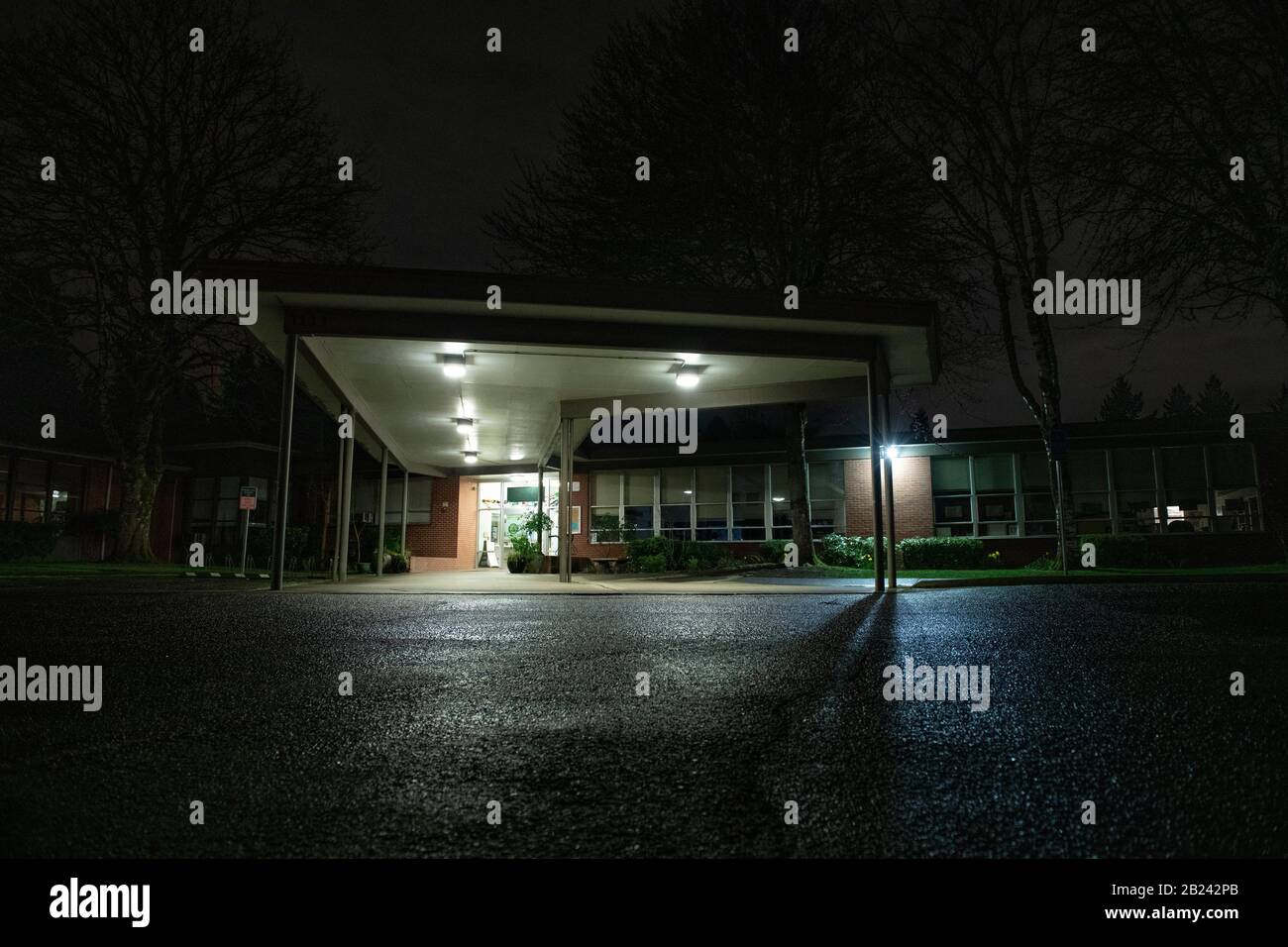 Forest Hills Elementary School a Lake Oswego, Oregon, dove i funzionari della sanità pubblica dell'Oregon hanno confermato un caso di trasmissione comunitaria del coronavirus COVID-19. L'individuo infetto senza nome è stato ricoverato in ospedale presso un ospedale locale di Portland in attesa di una seconda conferma positiva da parte del CDC di Atlanta. La scuola resterà chiusa fino al prossimo mercoledì 4 marzo 2020. Foto Stock