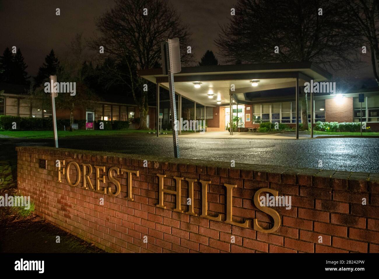 Forest Hills Elementary School a Lake Oswego, Oregon, dove i funzionari della sanità pubblica dell'Oregon hanno confermato un caso di trasmissione comunitaria del coronavirus COVID-19. L'individuo infetto senza nome è stato ricoverato in ospedale presso un ospedale locale di Portland in attesa di una seconda conferma positiva da parte del CDC di Atlanta. La scuola resterà chiusa fino al prossimo mercoledì 4 marzo 2020. Foto Stock