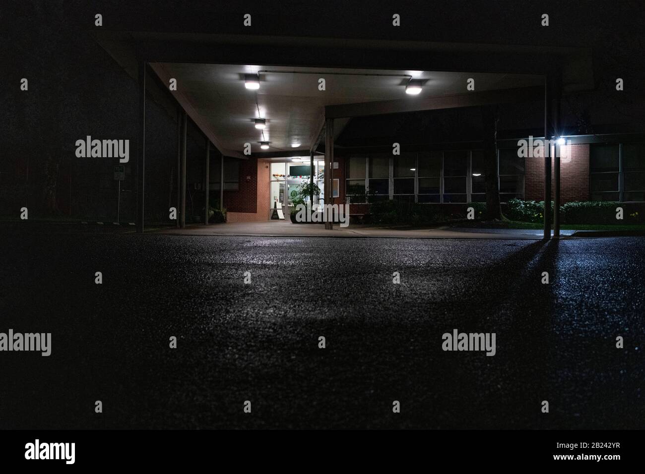 Forest Hills Elementary School a Lake Oswego, Oregon, dove i funzionari della sanità pubblica dell'Oregon hanno confermato un caso di trasmissione comunitaria del coronavirus COVID-19. L'individuo infetto senza nome è stato ricoverato in ospedale presso un ospedale locale di Portland in attesa di una seconda conferma positiva da parte del CDC di Atlanta. La scuola rimarrà chiusa almeno mercoledì 4 marzo 2020. Foto Stock