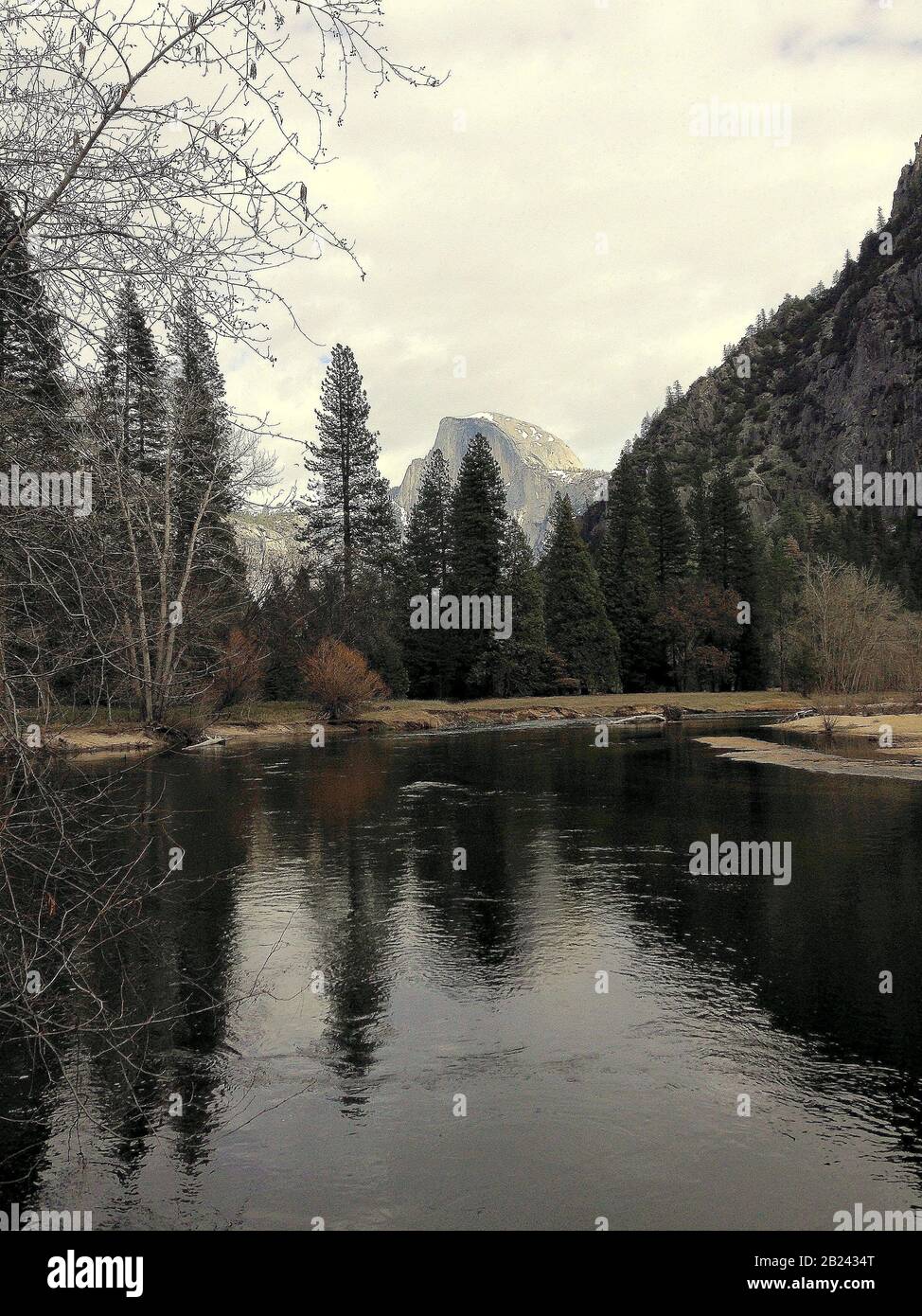 Vista del torrente Yosemite nella Yosemite Valley, Sierra Nevada, California settentrionale, Stati Uniti Foto Stock