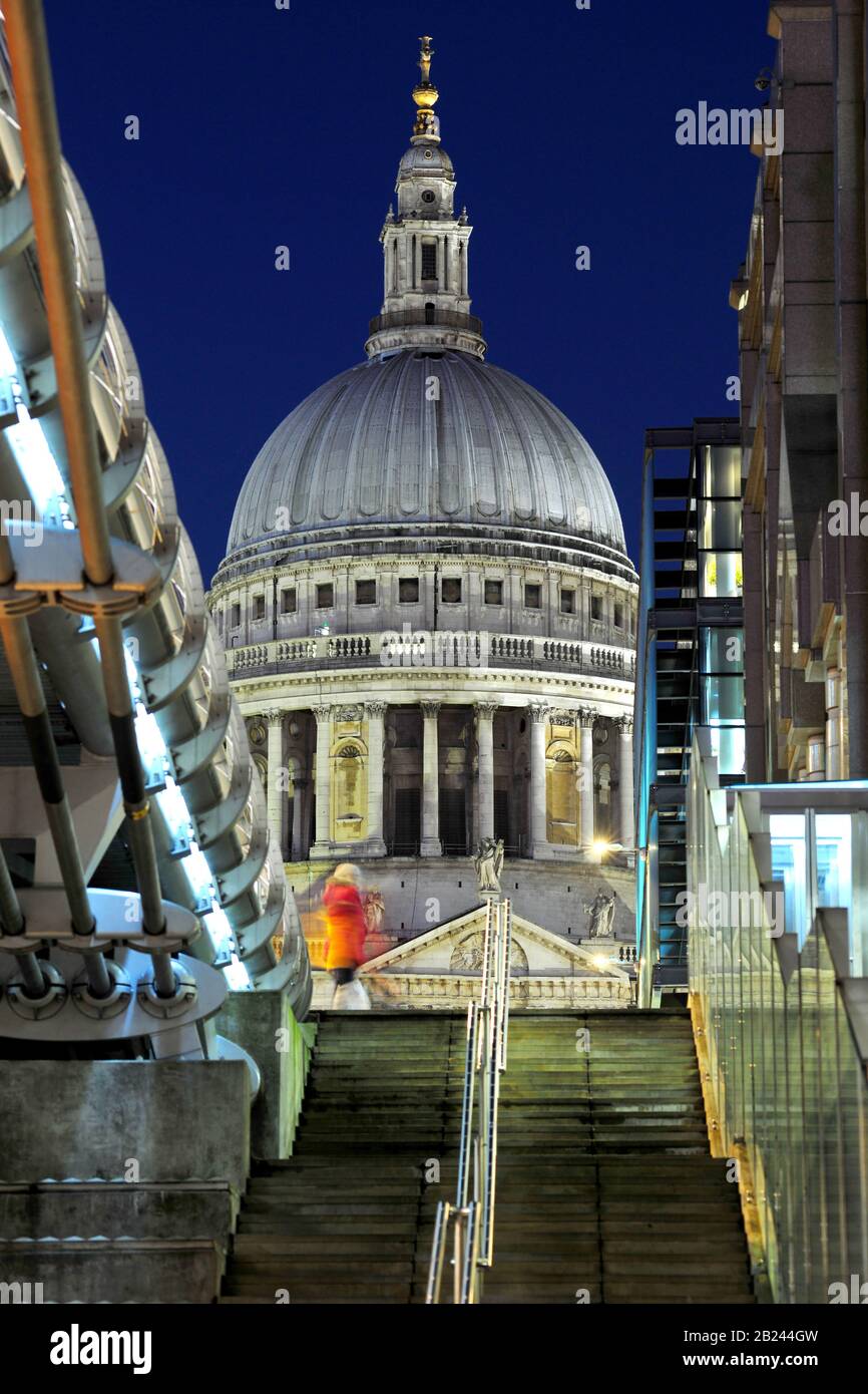 Una forte immagine dinamica della storica Cattedrale di St Paul di Londra Al crepuscolo notturno con il Millennium Bridge in primo piano Foto Stock