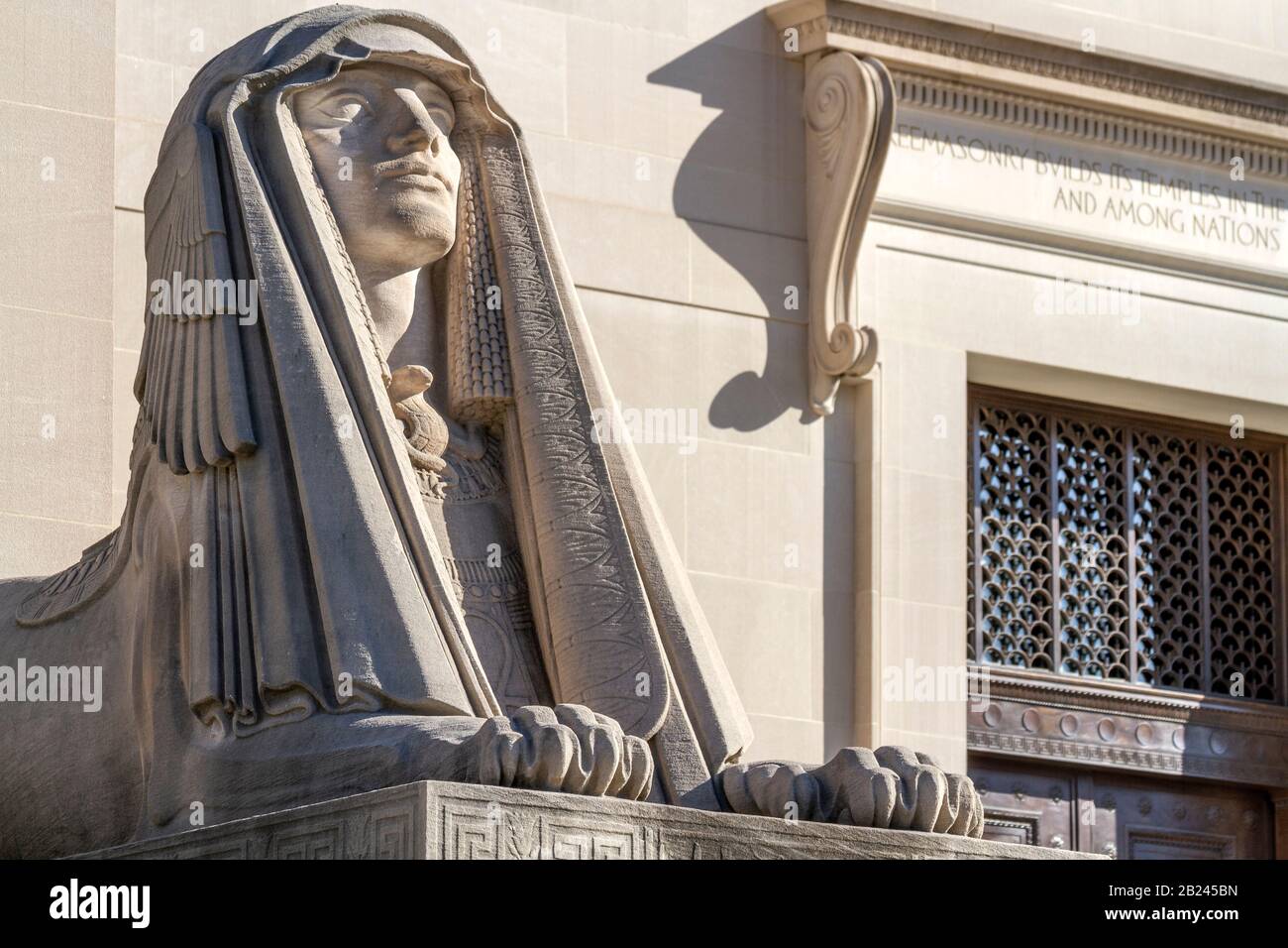 Statua di Sphinx della Casa del Tempio, sede del Consiglio Supremo, 33°, antico e accettato Rito Scozzese della Massoneria, Washington, DC USA Foto Stock