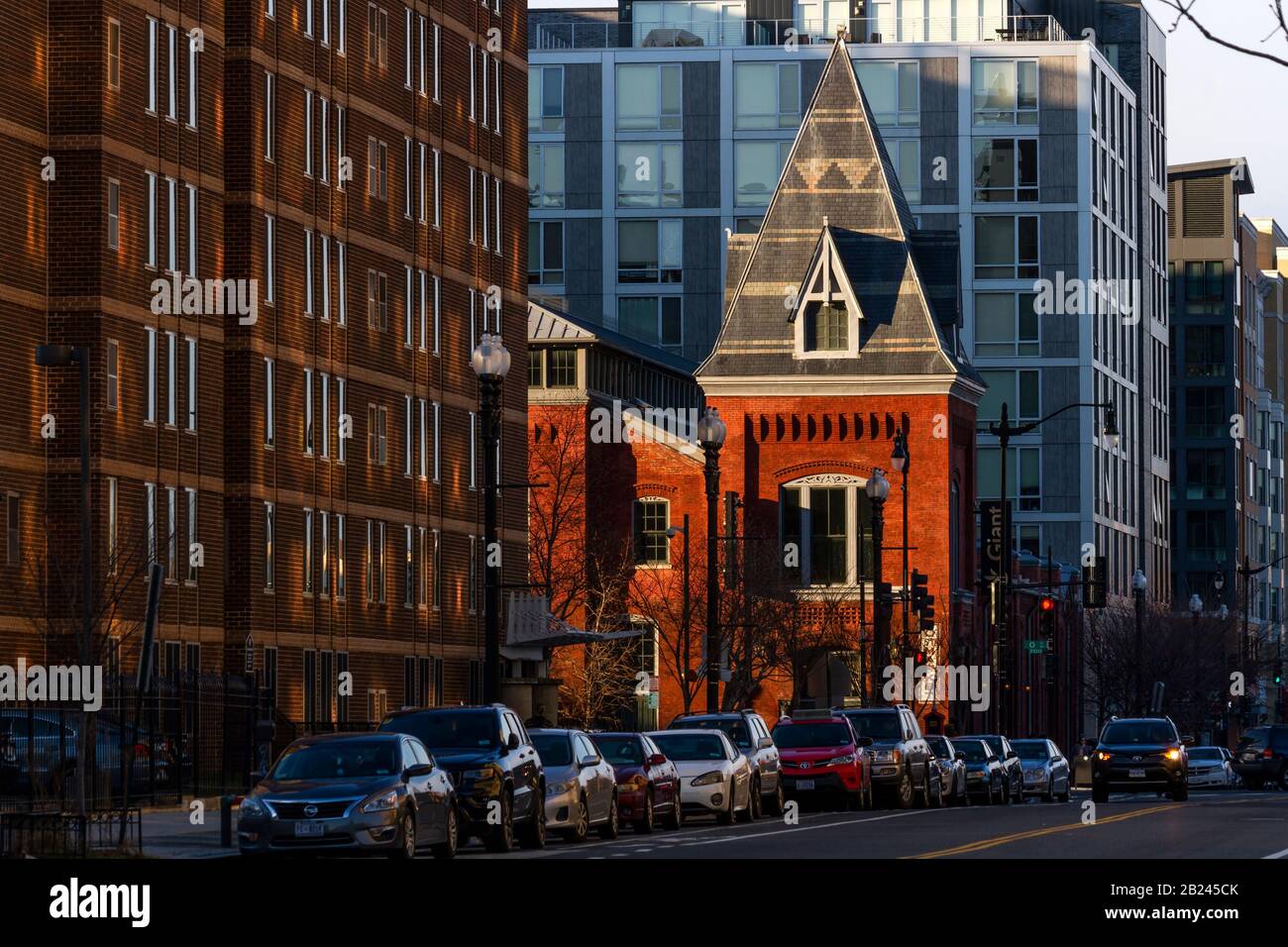 Washington DC Street scena dal quartiere Shaw guardando il mercato a o sviluppo che preserva lo storico mercato del Nord. Immagine scattata 2020. Foto Stock