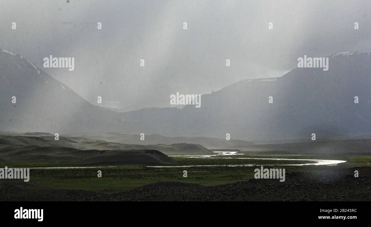 Piovere in Mongolia a Altai montagne nube cielo Foto Stock