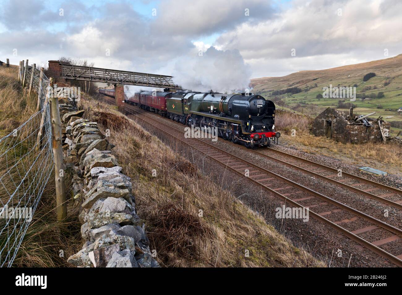 Shoregill vicino Kirkby Stephen, Cumbria, Regno Unito. 29nd Febbraio, 2020. Lo speciale 'Winter Cumbria Mountain Express' trainato da una locomotiva a vapore 'British India Line' 35018 visto qui a sud fumante attraverso l'Eden Valley nel Parco Nazionale Yorkshire Dales, sulla famosa Settle per la linea ferroviaria di Carlisle. Credito: John Bentley/Alamy Live News. Foto Stock