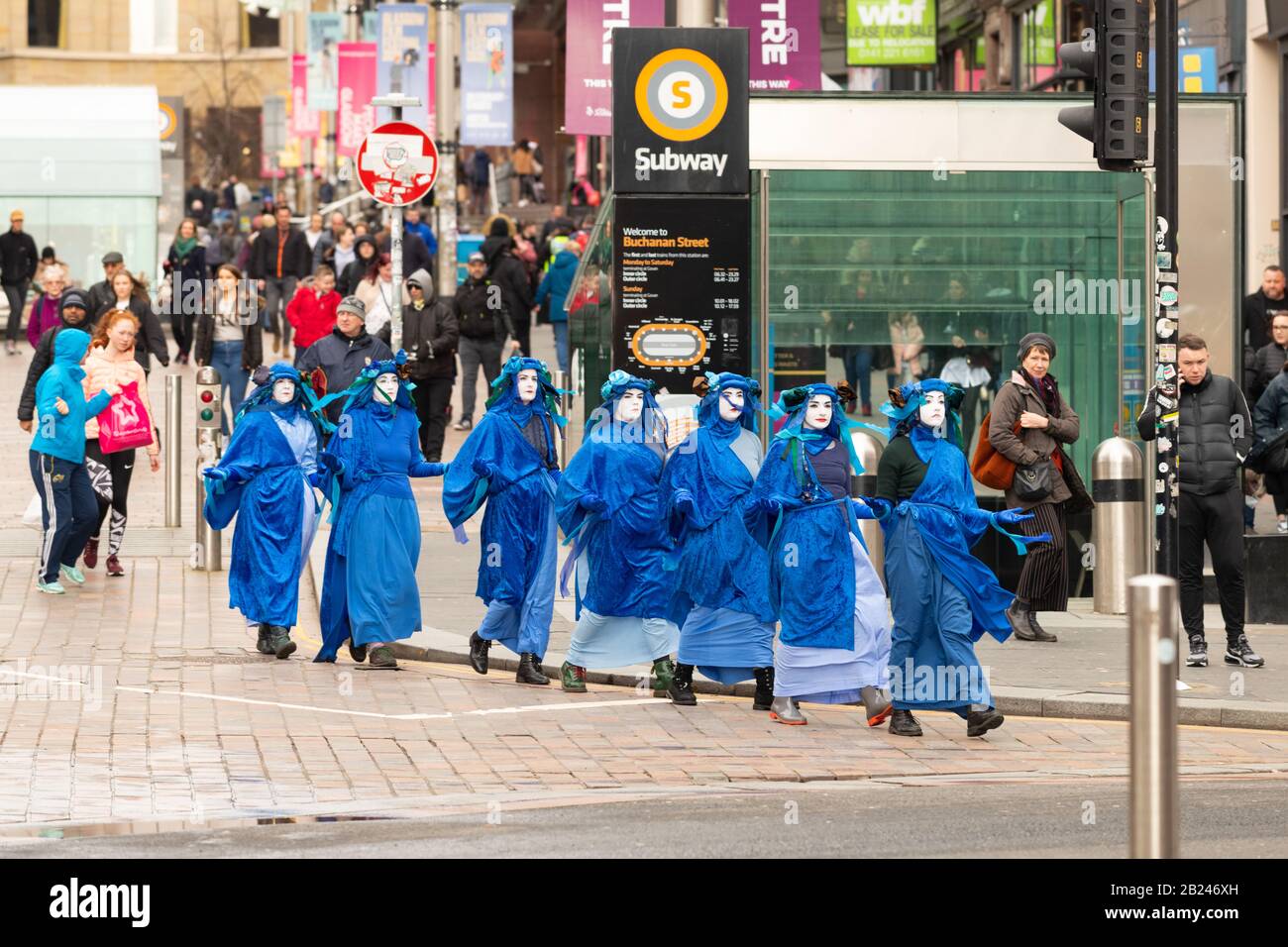 Glasgow, Scozia, Regno Unito. 29th Feb, 2020. I Ribelli blu sorprendono gli acquirenti mentre camminano attraverso il centro di Glasgow per unirsi alla protesta della Blue Wave 2 organizzata da Extinction Rebellion Credit: Kay Roxby/Alamy Live News Foto Stock