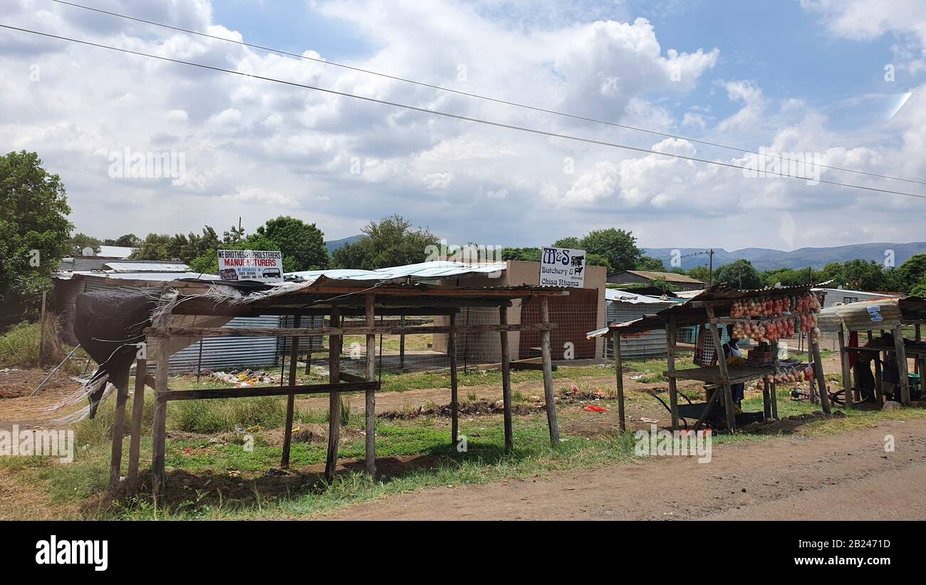 Lekgalonng, Sudafrica - 23 feb 2020: Villaggio sudafricano con varie case sia grandi che piccole, Qui ricchi e poveri vivono insieme Foto Stock