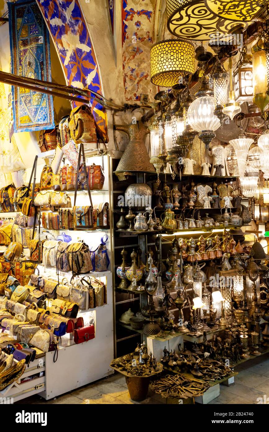 Istanbul / Turchia - 21/01/2019: Vista di alcuni negozi che vendono lampade colorate e ornamenti decorativi e regalo nel Grand Bazaar. Foto Stock