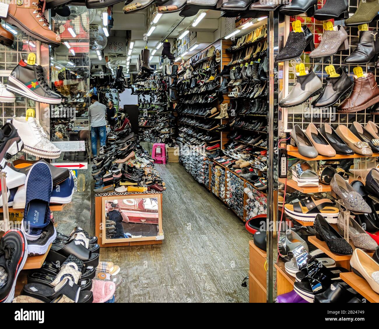 Seoul, Corea del Sud - 24 settembre 2018 : Gli Acquirenti che curiosano in un negozio di scarpe nel mercato di Namdaemun Foto Stock