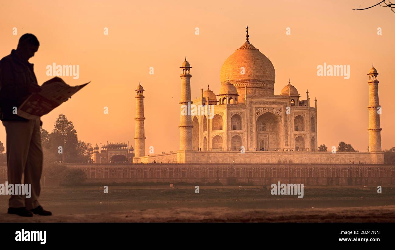 Silhouette di un uomo che legge un giornale, Taj Mahal monumento, Agra, India Foto Stock