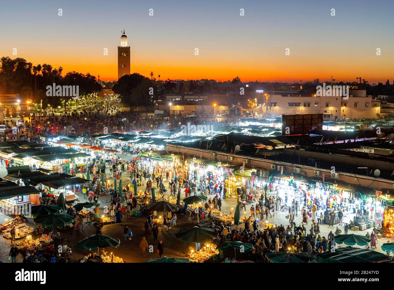 La piazza principale del mercato Jamma el fna la sera, Marrakech, Maroko Foto Stock