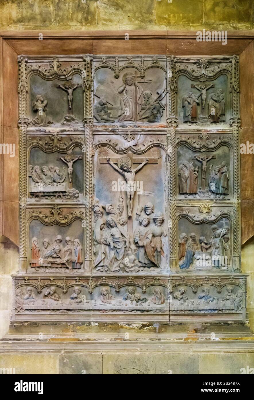 Altare laterale nella chiesa del monastero, bassorilievo in arenaria, Monastero Santuari de Sant Salvador su Puig de Sant Salvador, vicino Felanitx, Migjorn Foto Stock