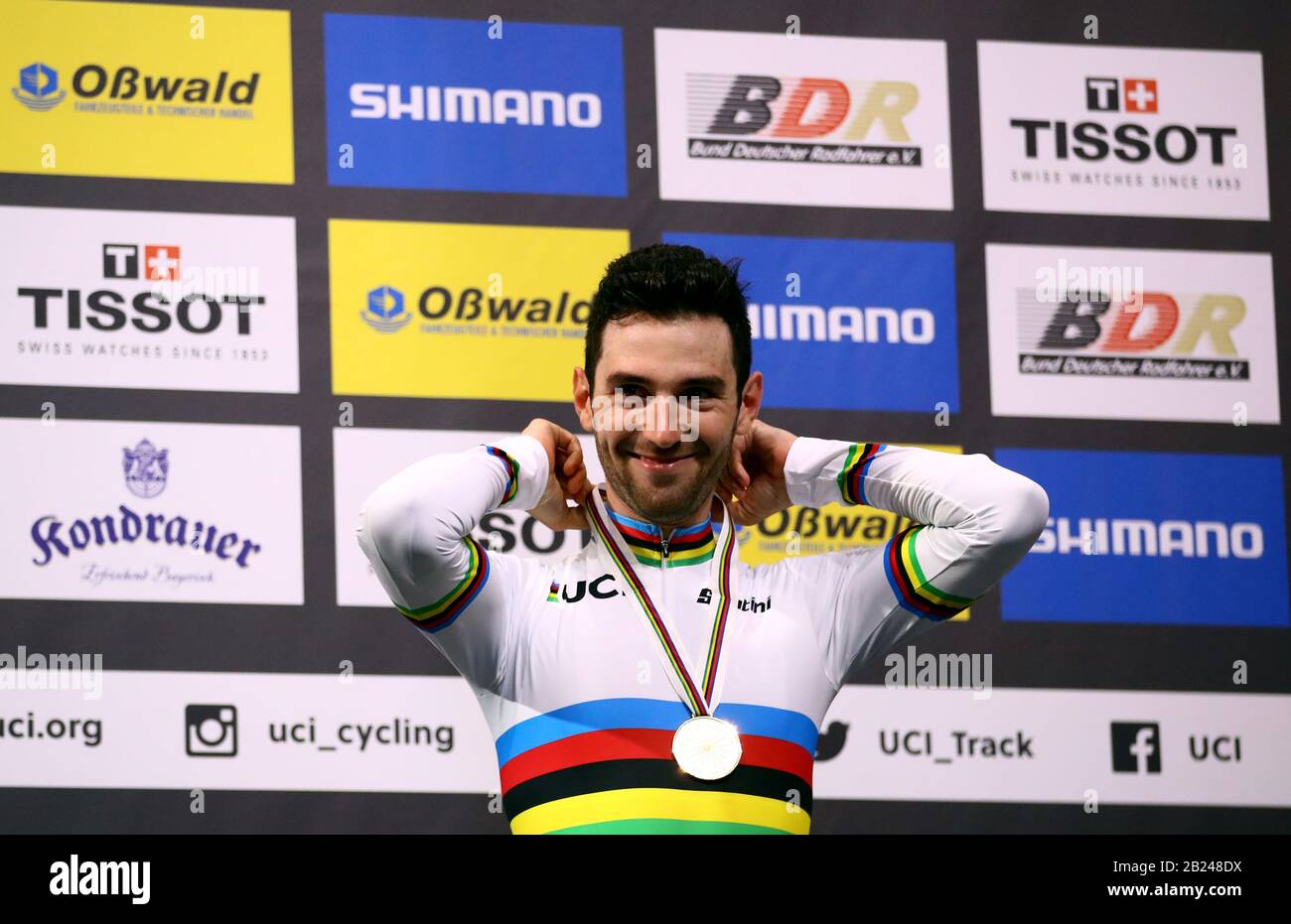 Thomas Benjamin, in Francia, sul podio per l'Omnium maschile durante il quarto giorno dei Campionati mondiali di ciclismo su pista UCI 2020 a Velodrom, Berlino. Foto Stock