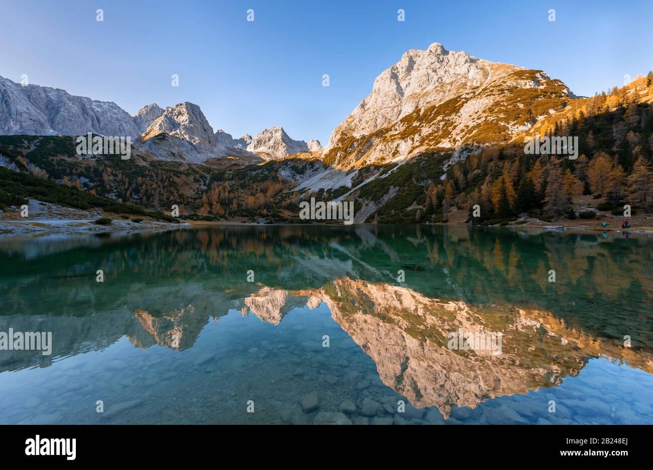 Le montagne si riflettono nelle località di Seebensee, Sonnenspitze, Schartenkopf e Vorderer Drachenkopf, Ehrwald, Mieminger Kette, Tirolo, Austria Foto Stock