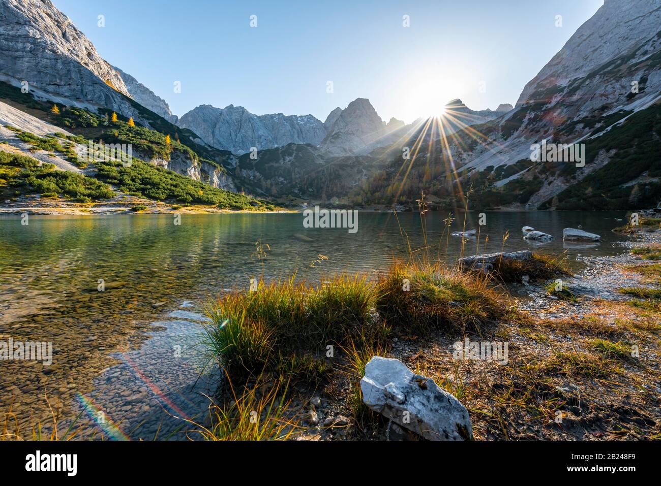 Le montagne si riflettono nelle località di Seebensee, Sonnenspitze, Schartenkopf e Vorderer Drachenkopf, Ehrwald, Mieminger Kette, Tirolo, Austria Foto Stock