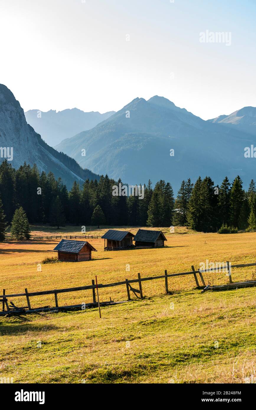 Rifugi alpini in un prato, paesaggio alpino, Ehrwalder Alm, Mieminger Kette, Tirolo, Austria Foto Stock