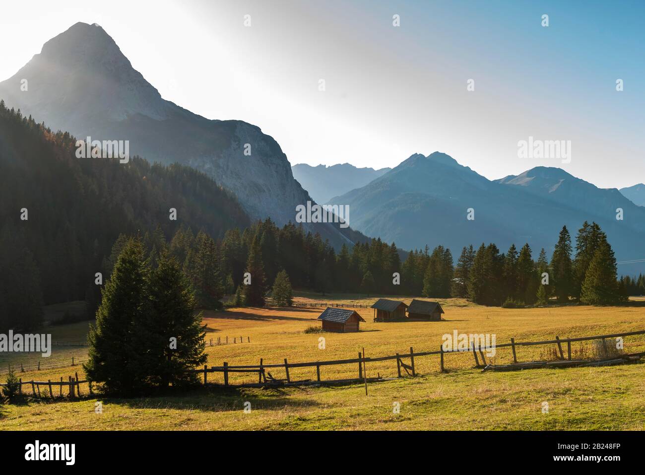 Rifugi alpini in un prato, paesaggio alpino, Ehrwalder Alm, Mieminger Kette, Tirolo, Austria Foto Stock