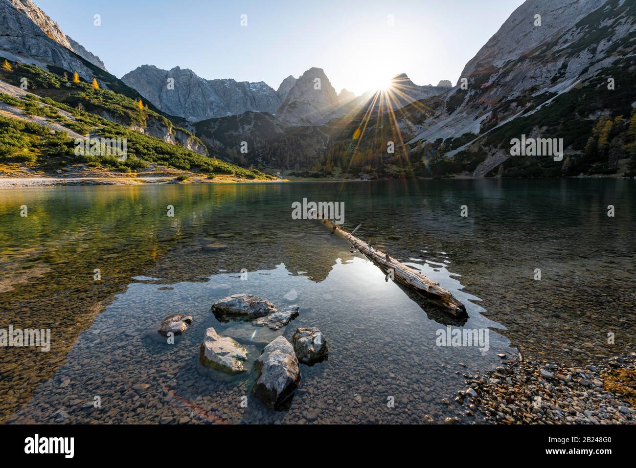 Le montagne si riflettono nelle località di Seebensee, Sonnenspitze, Schartenkopf e Vorderer Drachenkopf, Ehrwald, Mieminger Kette, Tirolo, Austria Foto Stock