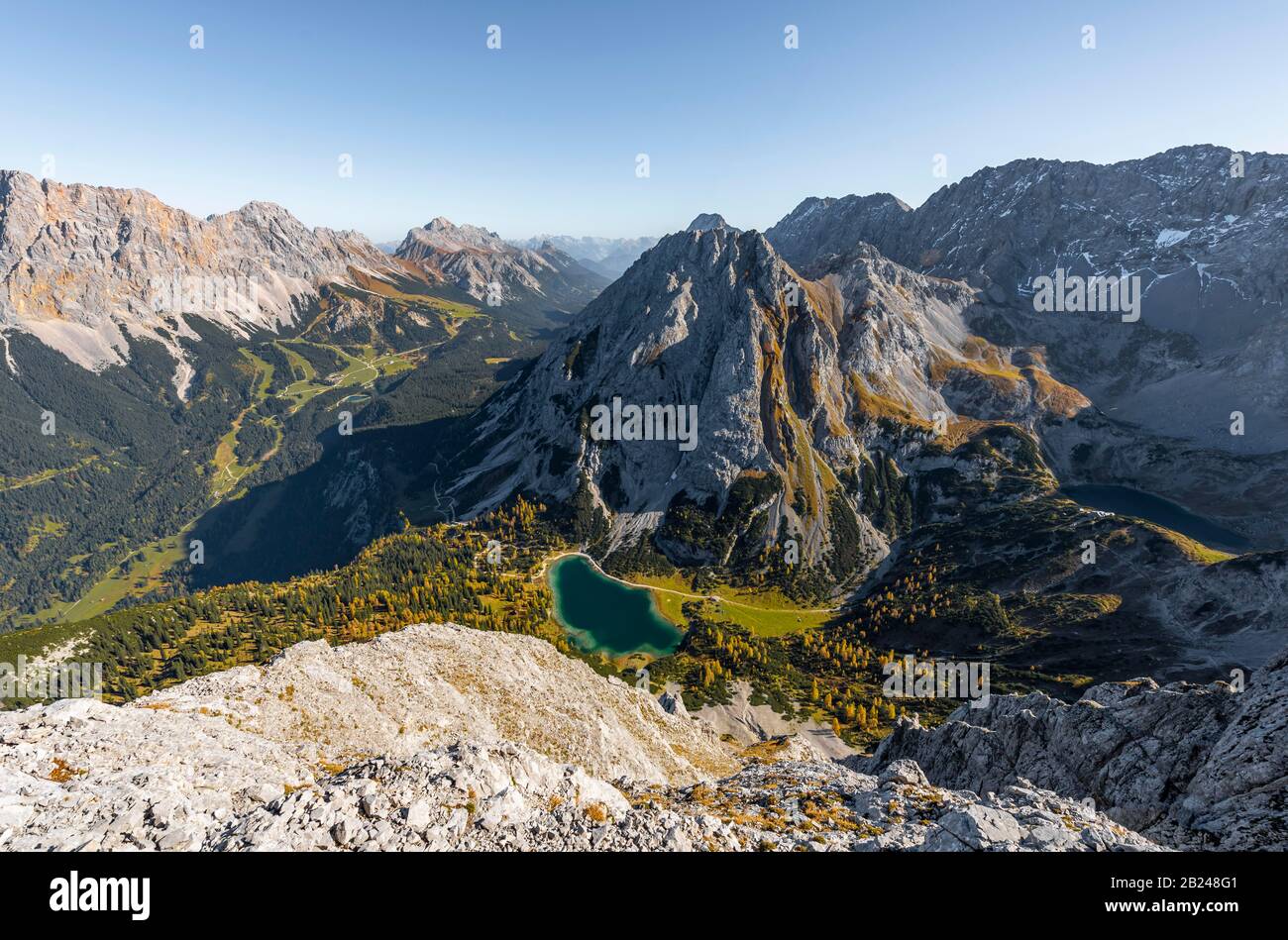 Veduta di Seebensee da Ehrwalder Sonnenspitze, sinistra Leutaschtal, mezzo Vorderer e Hinterer Tajakopf, destra Drachensee, Ehrwald, Mieminger Kette Foto Stock