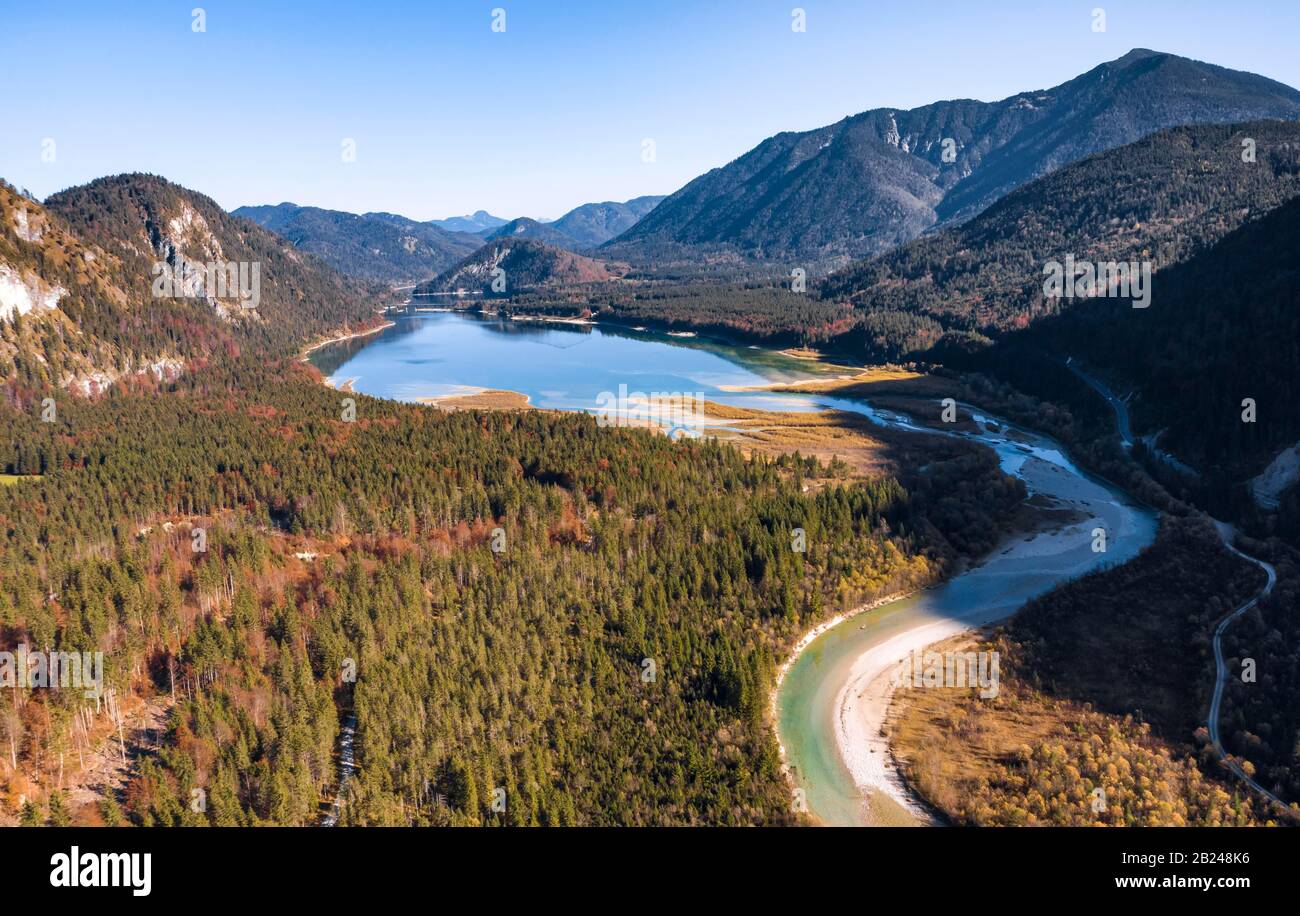 Veduta aerea, letto naturale del fiume superiore Isar di fronte alla riserva di Sylvenstein, paesaggio selvaggio del fiume Isartal, Baviera, Germania Foto Stock