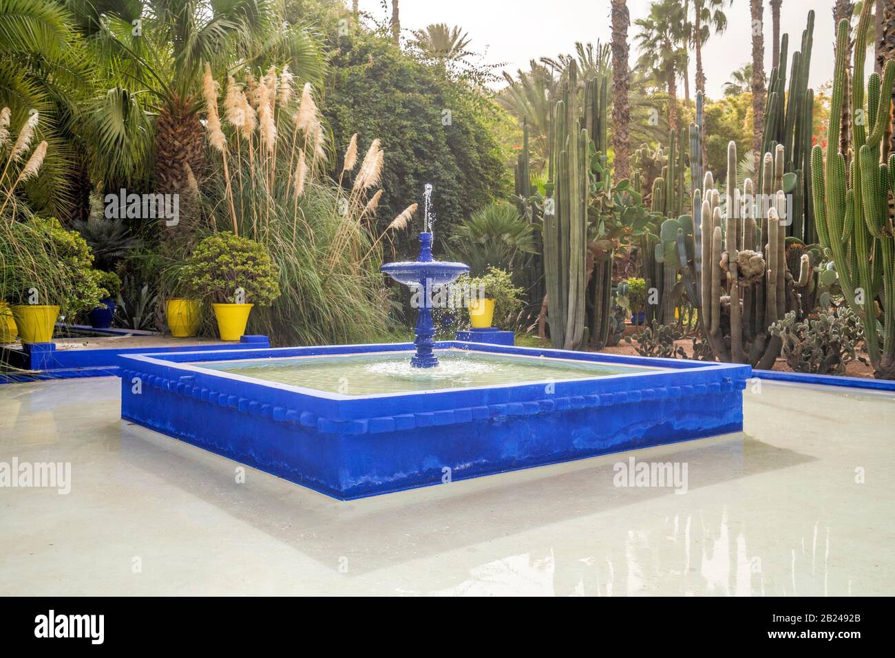 Bella fontana nel Giardino Majorelle fondata da Yves Saint Laurent, Marocco Foto Stock