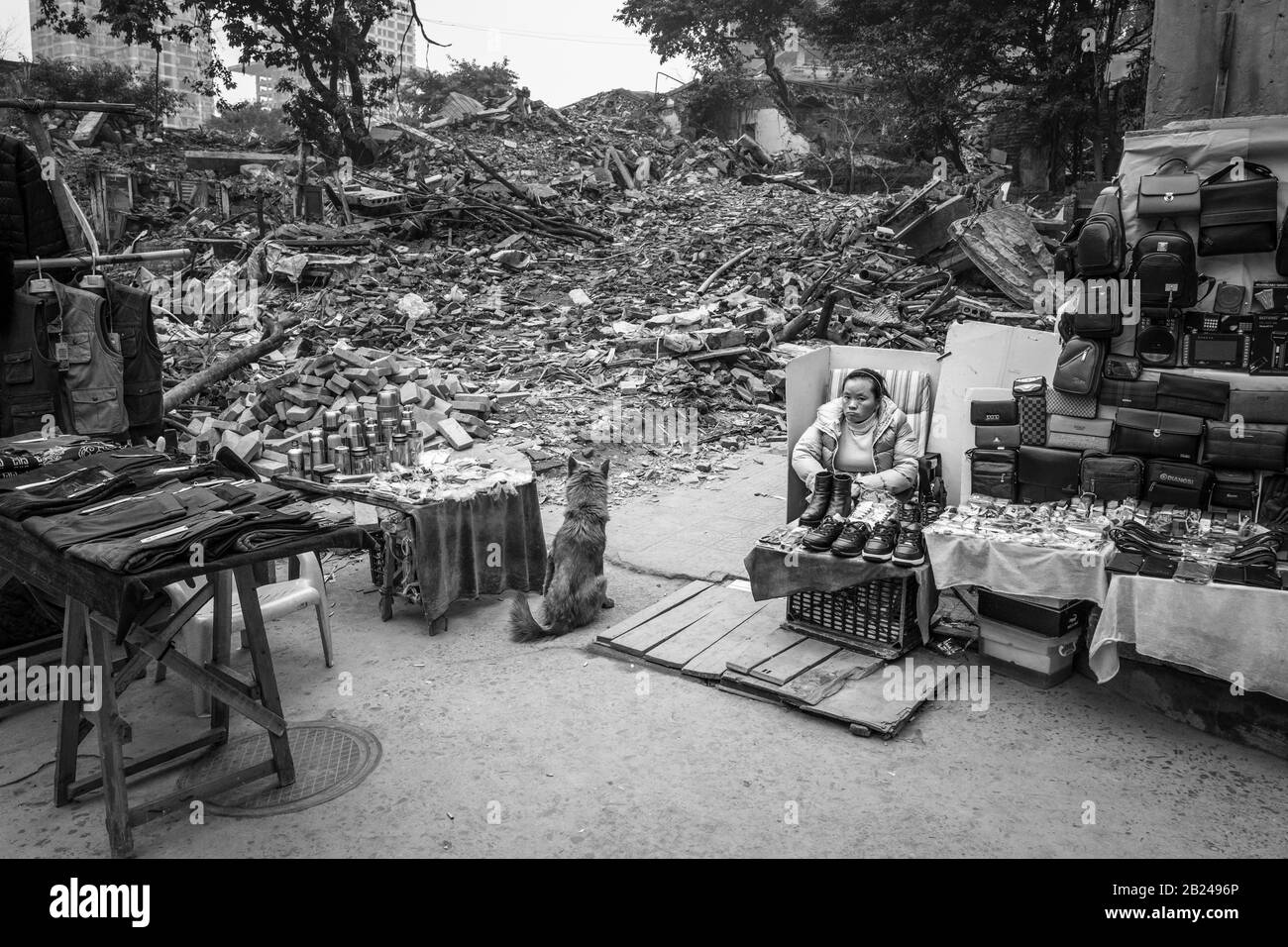 Scena di strada in un quartiere della città vecchia di Chongqing. Una donna che vende beni usati, Chongqing, Cina Foto Stock