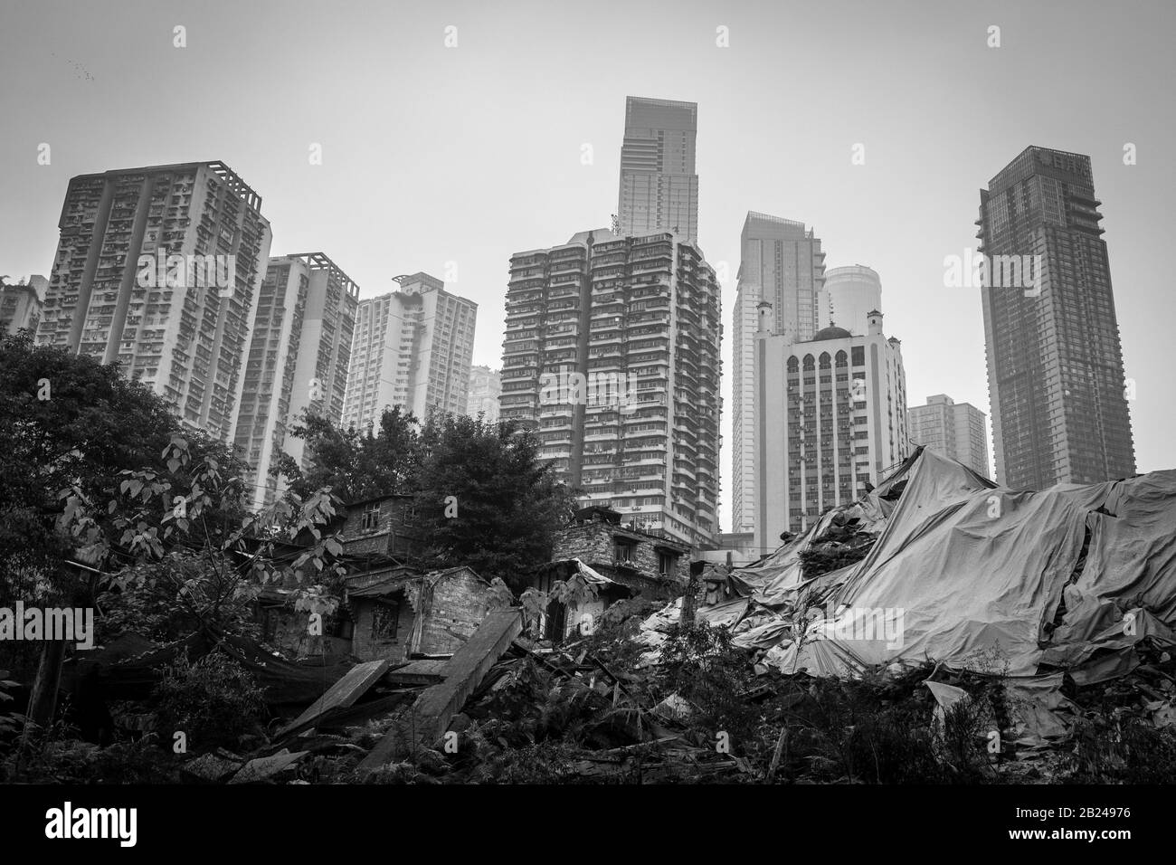 Vista della città Chongqing, in primo piano rimane di una serie demolita di case, Chongqing, Cina Foto Stock