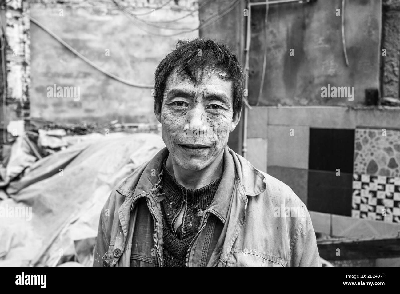 Scena di strada in un quartiere della città vecchia di Chongqing. Ritratto di un operaio di un giorno, Chongqing, Cina Foto Stock