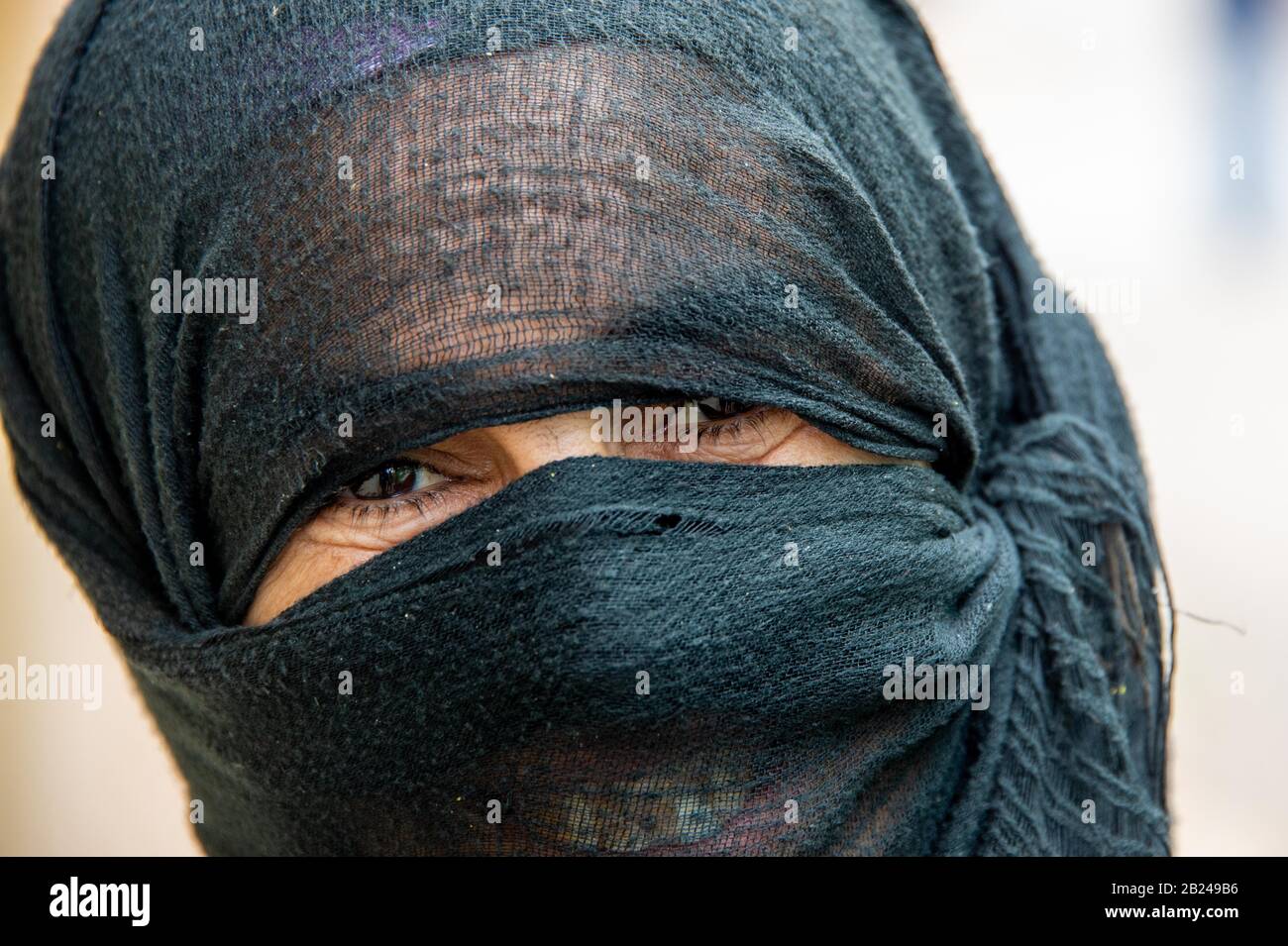Ritratto di una donna con burka, Marrakech, Marocco Foto Stock