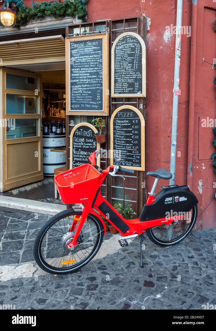 Bici elettrica da noleggio SALTO rosso fuori ristorante italiano con menù a  lavagna scritta a mano, Roma, Italia Foto stock - Alamy