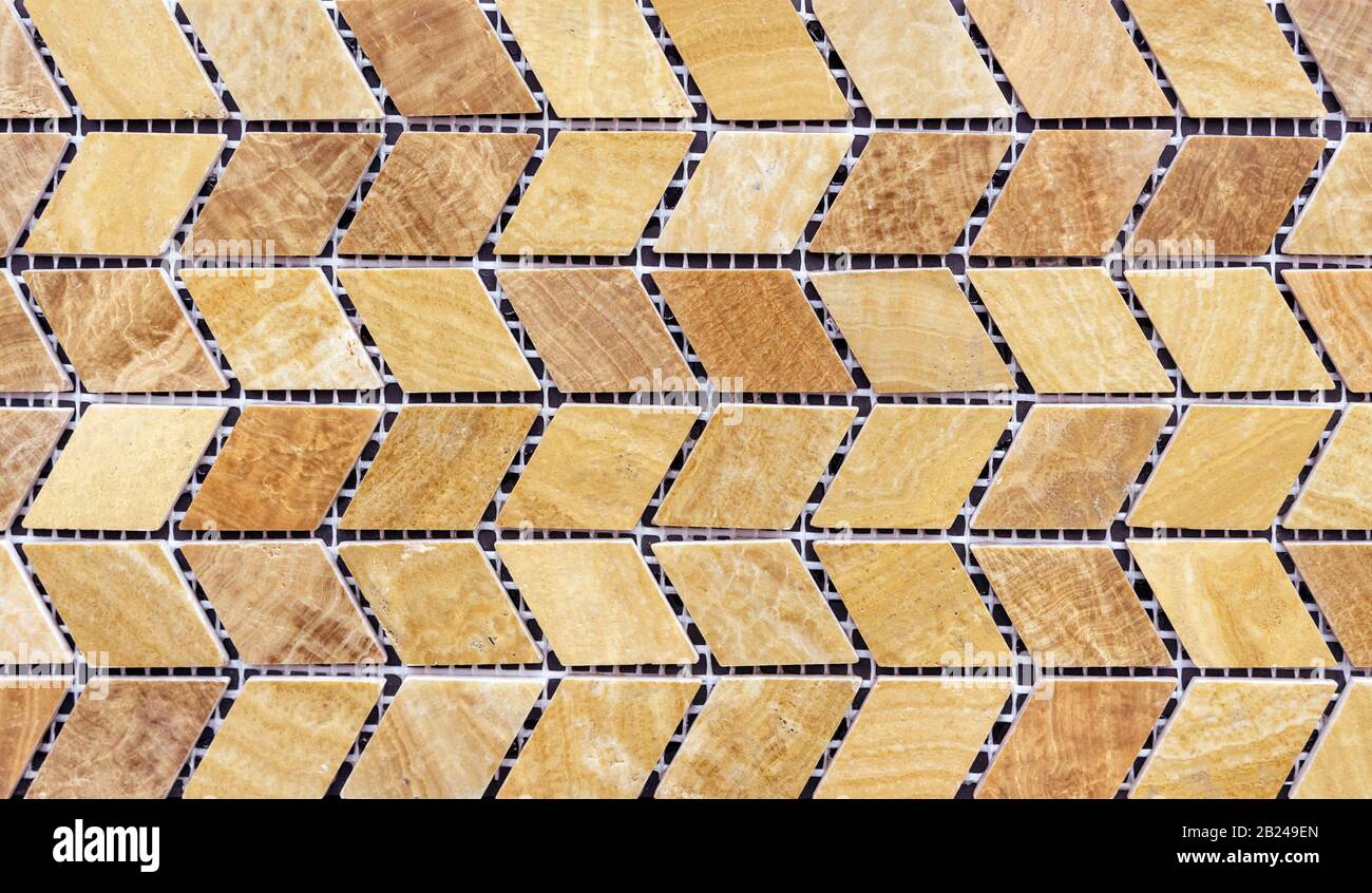 Tessere mosaico in ceramica con quadratini blu e giallo disposti in un  motivo caotico Foto stock - Alamy