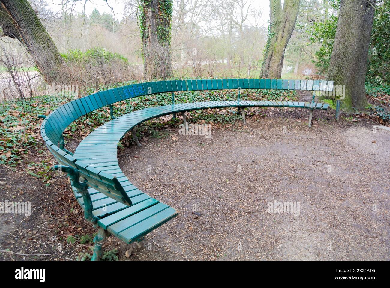 Una grande sedia verde circolare in legno, Bois de boulogne, Parigi, Francia Foto Stock