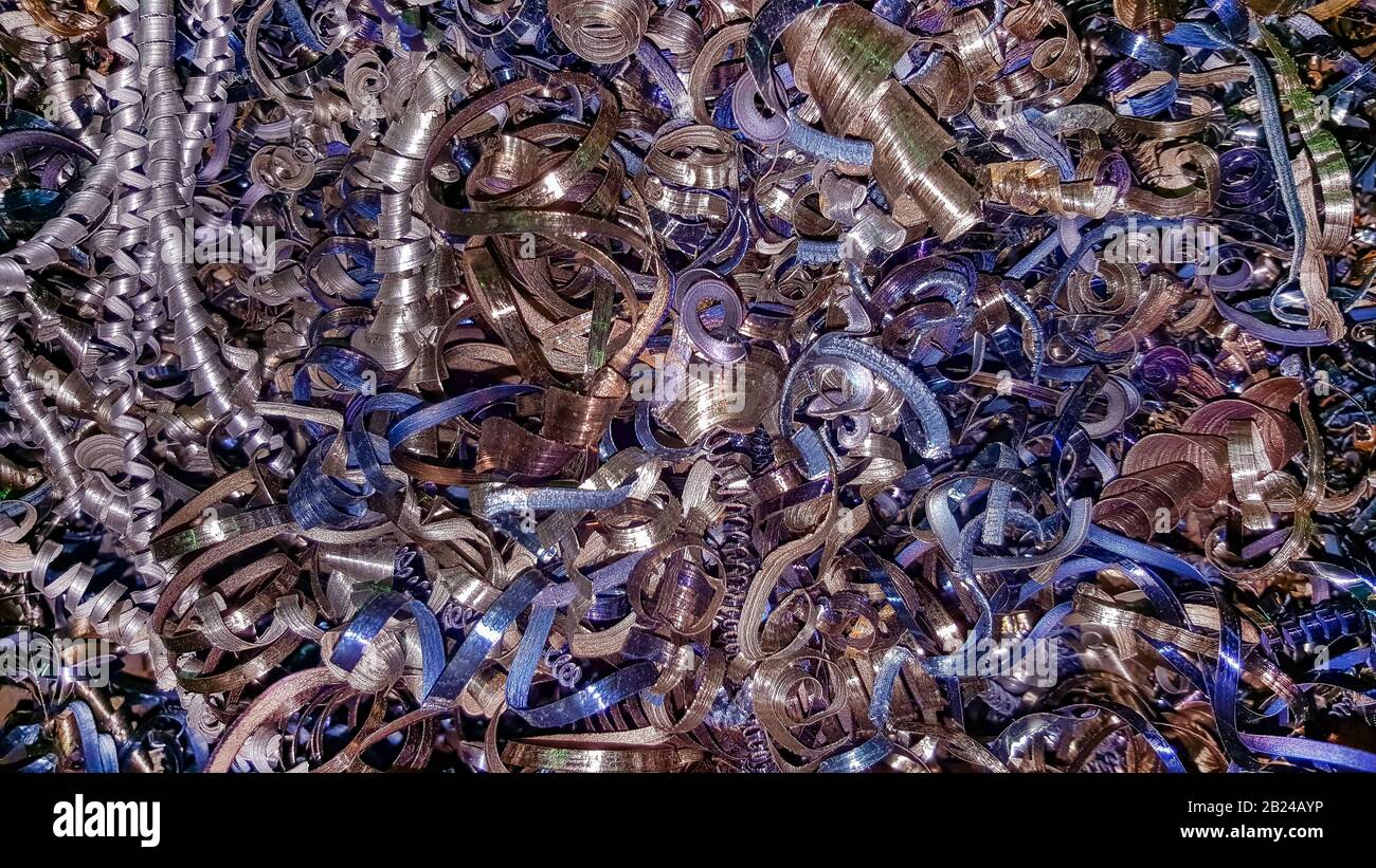 Abstract colore di sfondo di trucioli metallici. Lavorazione di metalli ferrosi e non ferrosi in una fabbrica o dell'impianto. Sfondo di metallo. Trucioli colorati. W Foto Stock