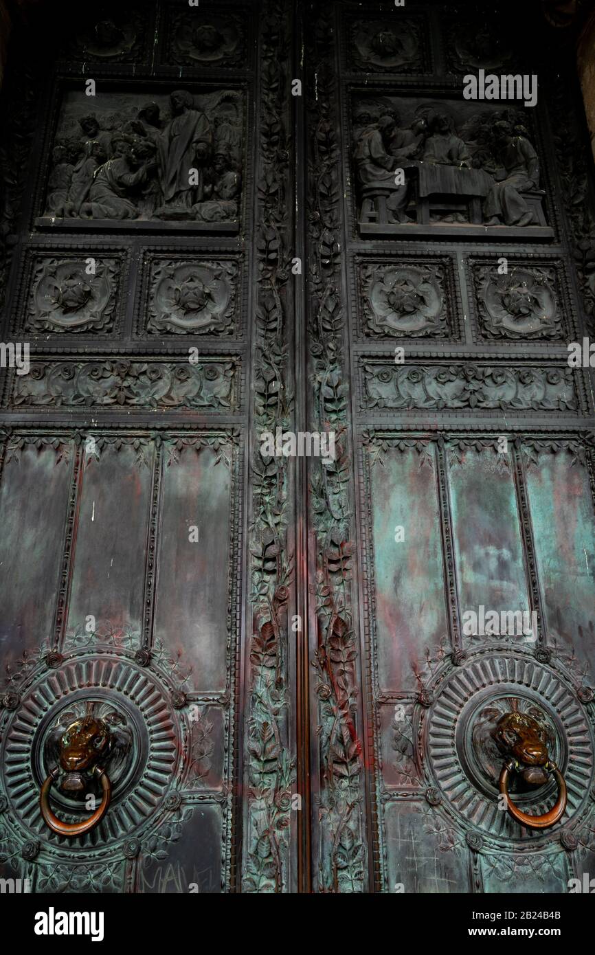 Pesante porta di legno della Basilica Del Sacro Cuore di Parigi (Sacre-Coeur), Parigi, Francia Foto Stock