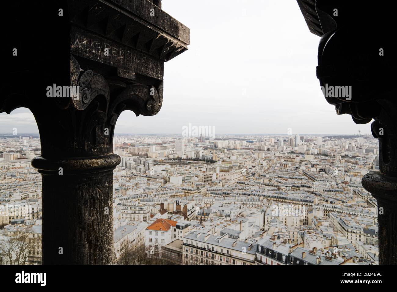 Vista dalla cupola della Basilica Del Sacro Cuore di Parigi (Sacre-Coeur), Parigi, Francia, sulla città di Parigi Foto Stock