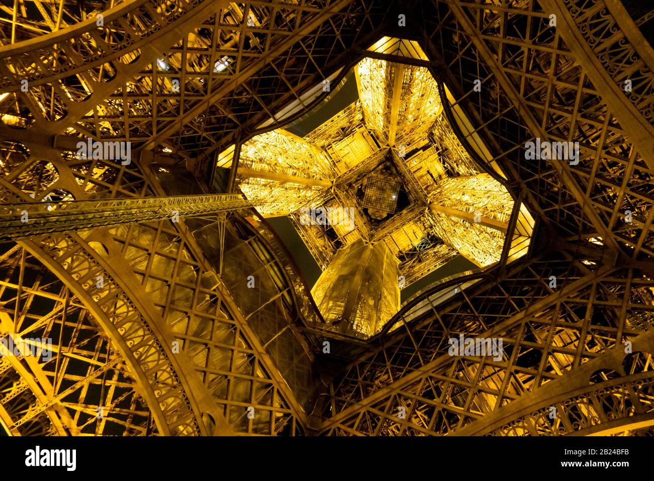 Torre Eiffel da sotto, Parigi, Francia. Illuminato di notte Foto Stock