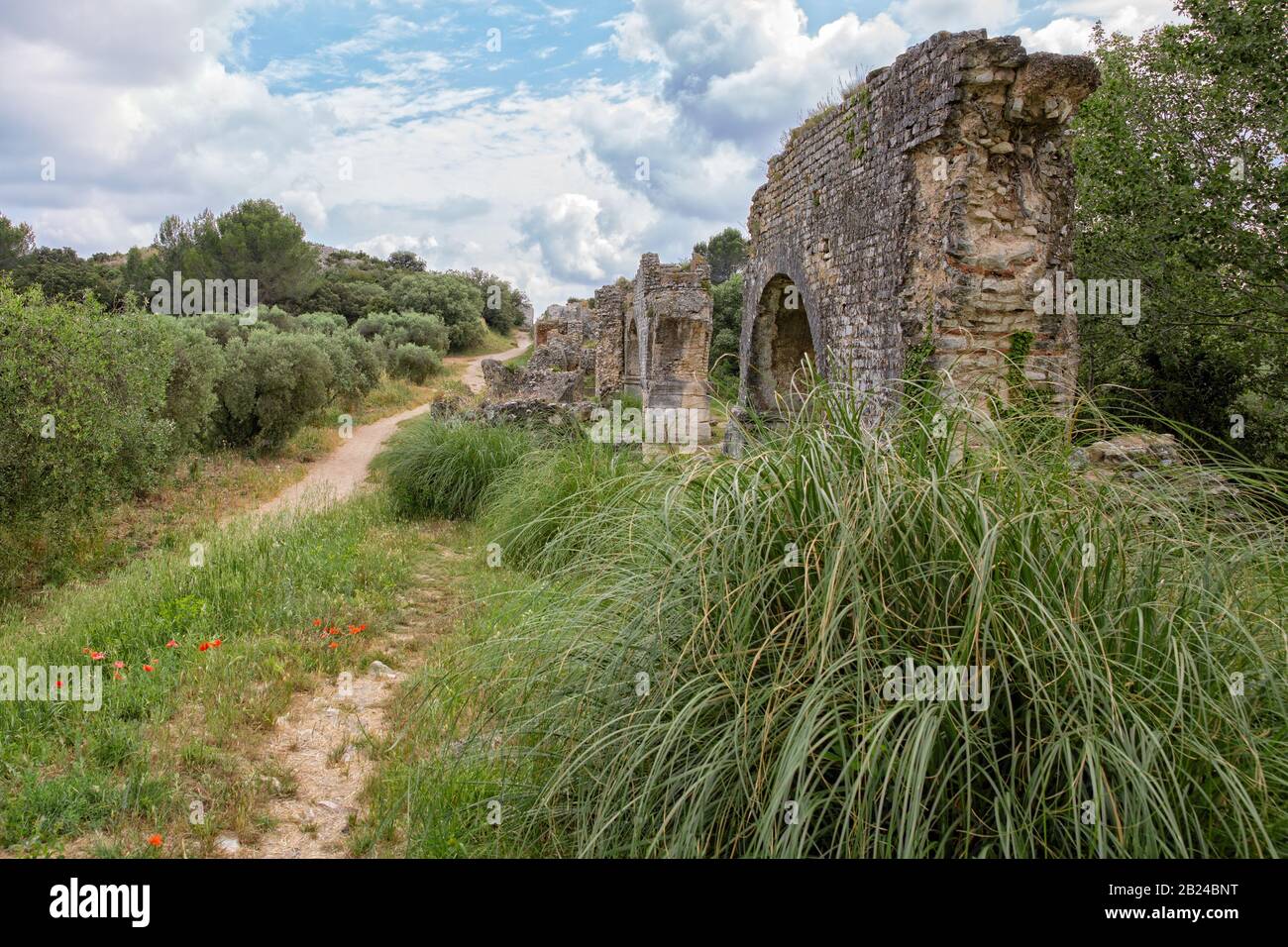 L'acquedotto e i mulini di Barbegal costituiscono un complesso romano di fresatura idraulica situato a Fontvieille, vicino alla città di Arles, Provance, Francia Foto Stock