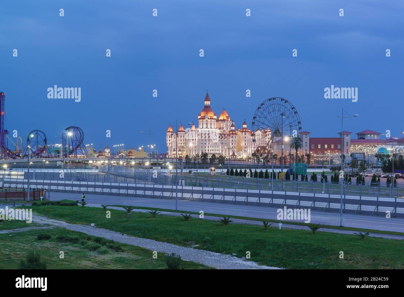 Sochi, Krasnodar Krai, Russia - 6 Giugno 2017: Luci Serali Di Intrattenimento Sochi Park, Hotel 'Bogatyr'. Il punto di vista dall'accordo di pace Foto Stock