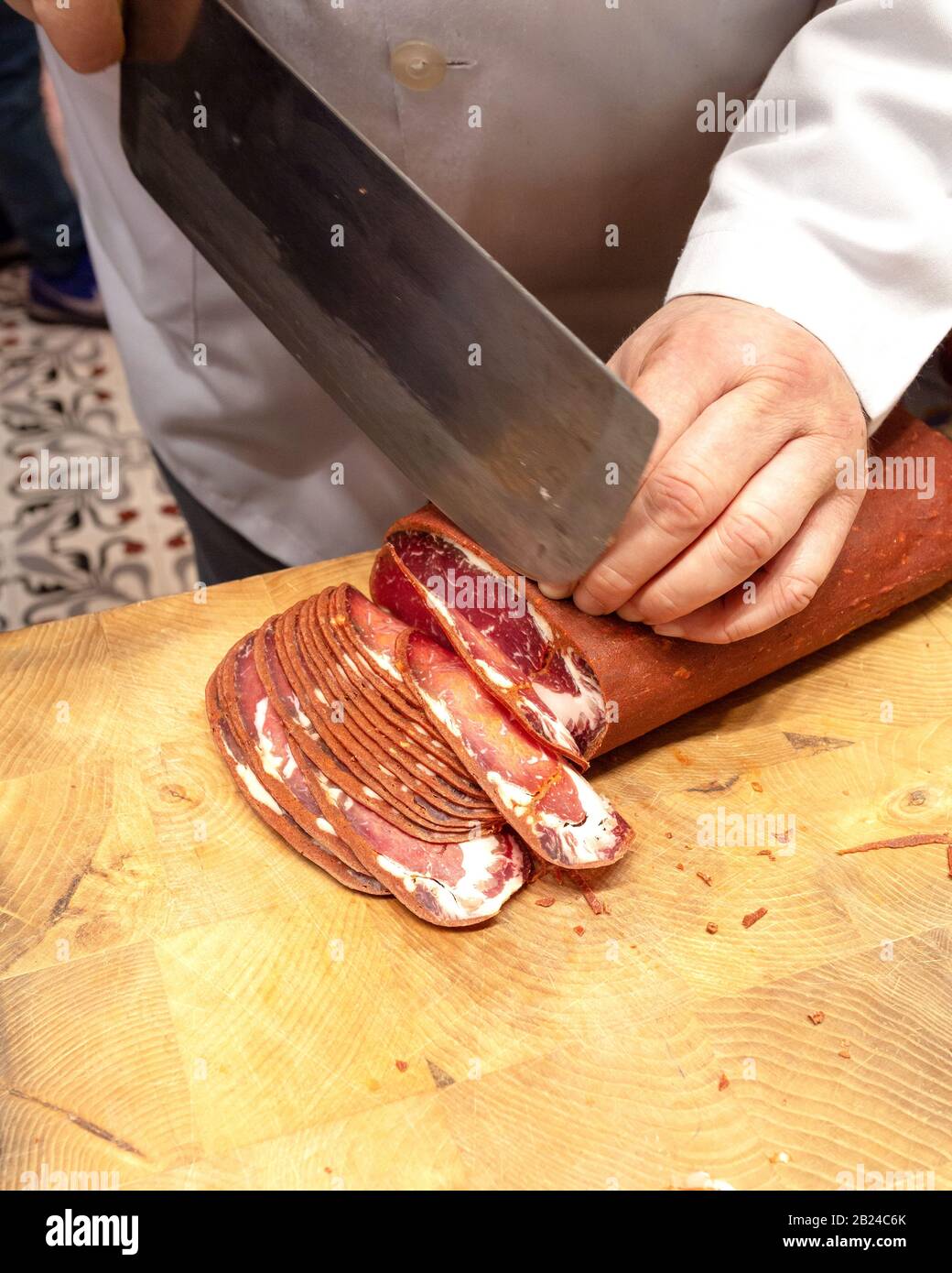 Un Vendor affina pancetta al suo cliente. Bazaar Egiziano, Istanbul, Turchia. Foto Stock