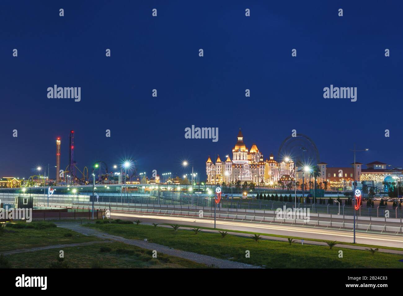 Sochi, Krasnodar Krai, Russia - 6 Giugno 2017: Intrattenimento Serale Con Illuminazione Sochi Park, Hotel 'Bogatyr'. Il punto di vista dall'accordo di pace Foto Stock