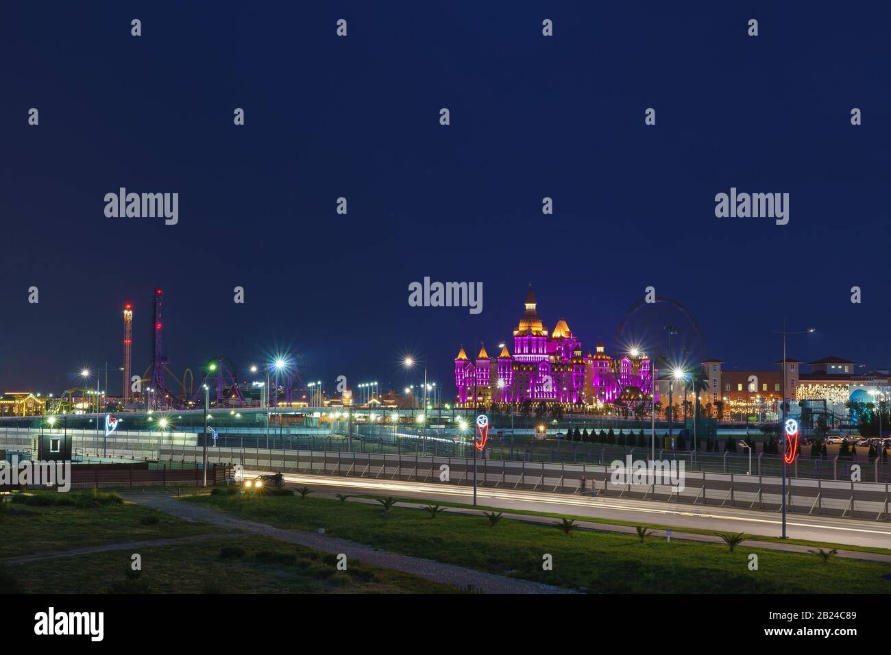 Sochi, Krasnodar Krai, Russia - 6 giugno 2017: Splendida illuminazione serale Sochi Park, hotel 'Bogatyr'. La vista dalla pace si stabilizzi Foto Stock