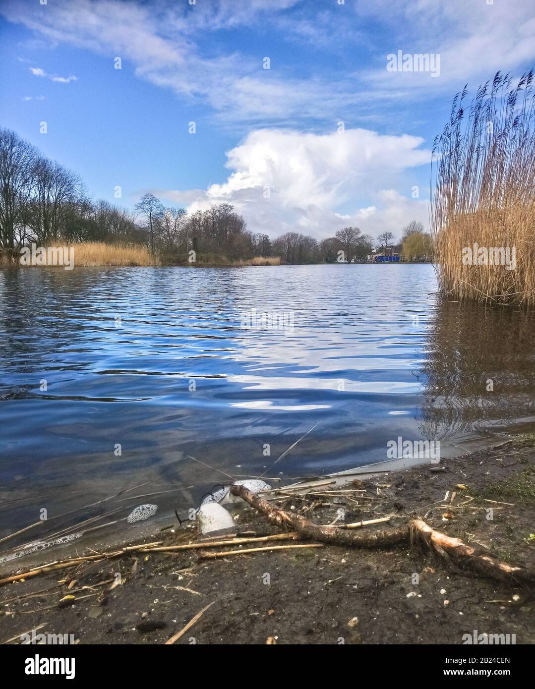 Lago in Olanda con nube tempesta distante all'orizzonte Foto Stock